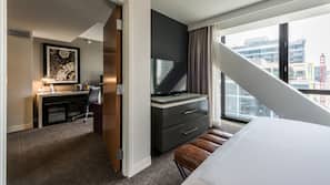 Seprai premium, minibar, brankas, dan meja kerja