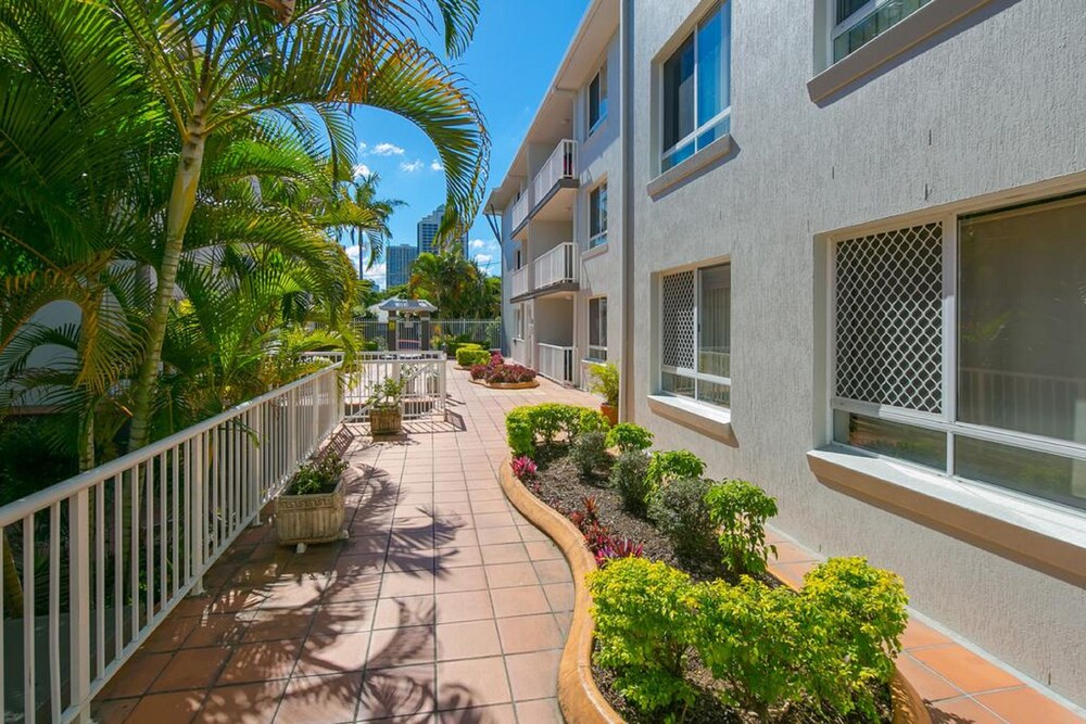 Bay Lodge Apartments Gold Coast Aus Expedia Au Bay Lodge Apartments 3 5 Out Of 0 Bbq Picnic Area Featured Image Interior Entrance