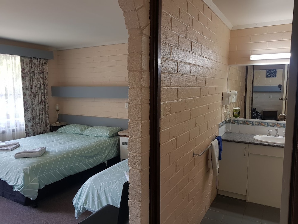Mahogany Motel