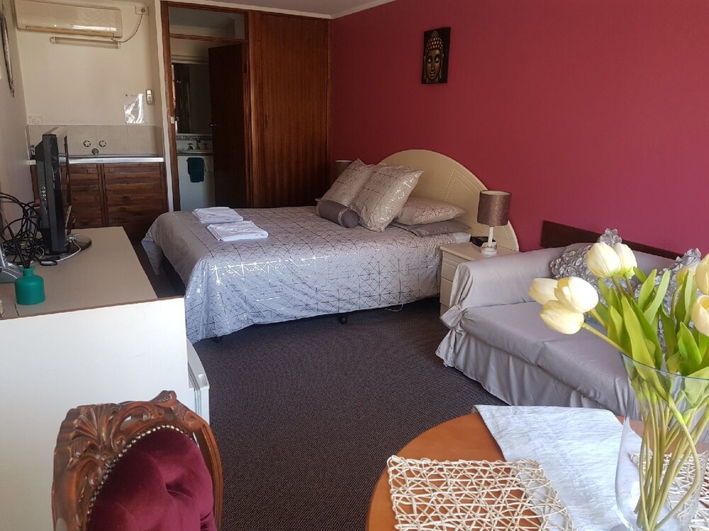 Mahogany Motel
