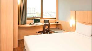 Minibar, coffre-forts dans les chambres, bureau, Wi-Fi gratuit