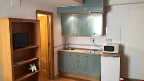 Geladeira, micro-ondas, talheres/pratos/utensílios de cozinha