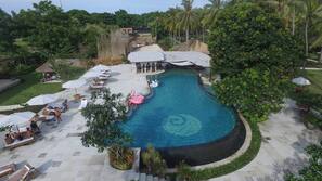 Outdoor pool, pool umbrellas, sun loungers