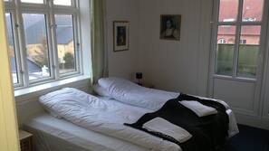 Skrivebord, gratis baby-/barnesenge, ekstra senge (tillægsgebyr)