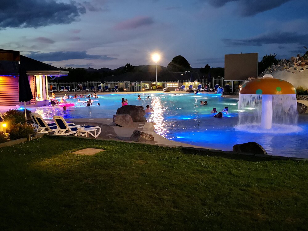 Outdoor pool, Lake Taupo Holiday Resort