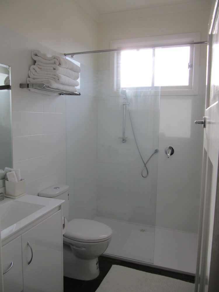 Bathroom, Cape Nelson Lighthouse