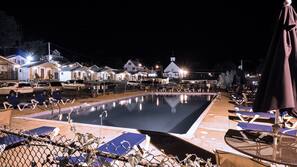 Piscina externa sazonal, funciona das 9h00 às 21h00, guarda-sóis