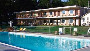 Piscina externa sazonal, funciona das 9h00 às 21h00, guarda-sóis