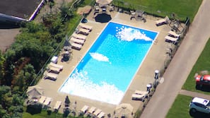 Piscina externa sazonal, funciona das 9h00 às 21h00, guarda-sóis