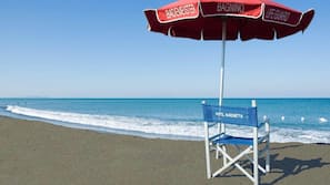 In Strandnähe, Liegestühle, Sonnenschirme, Strandtücher