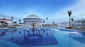 3 outdoor pools, pool umbrellas, sun loungers