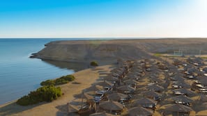 Privatstrand, Liegestühle, Sonnenschirme, Strandtücher
