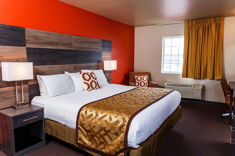 Hotel J Green Bay In Rates Reviews On Orbitz Hotel Front Evening Night 1 54 All Photos