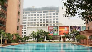 2 outdoor pools