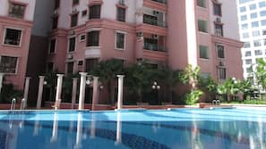 2 outdoor pools