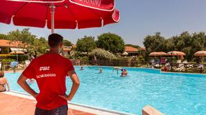 Piscina stagionale all'aperto, ombrelloni da piscina, lettini