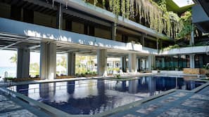 Una piscina al aire libre, tumbonas