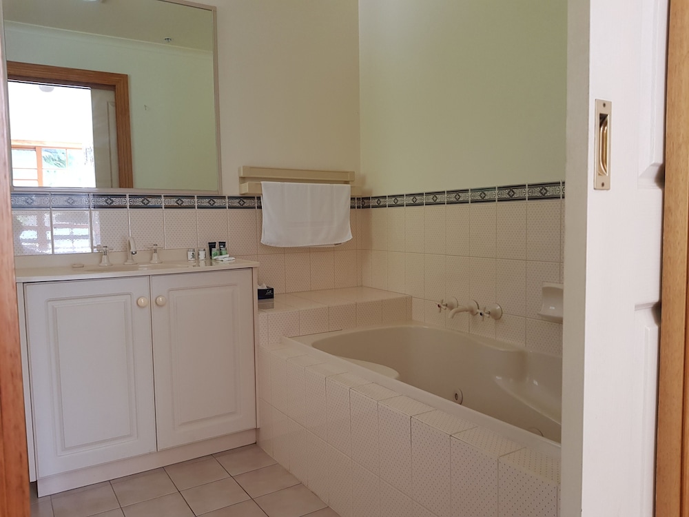 Bathroom, Cradle Forest Inn