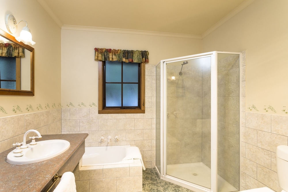 Bathroom, Cradle Forest Inn