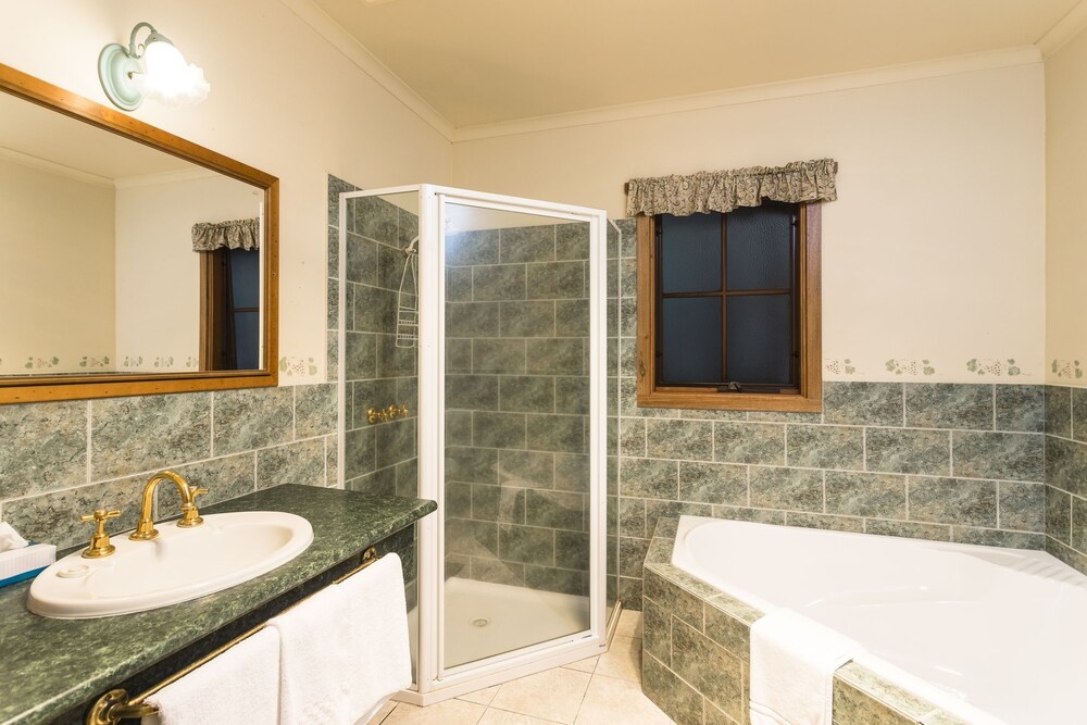 Bathroom, Cradle Forest Inn