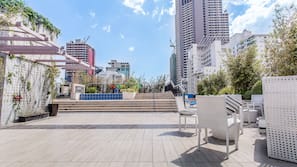 Una piscina al aire libre