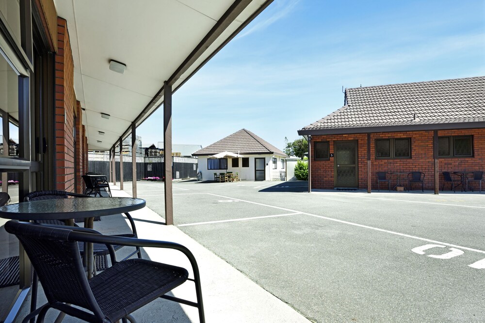 Parking, Amber Court Motel