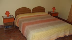 Una scrivania, culle/letti per bambini (gratuiti)