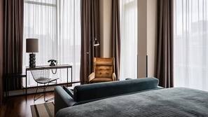 Hypo-allergenic bedding, in-room safe, desk, blackout curtains