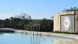 Piscine extérieure, chaises longues