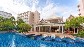 3 outdoor pools, pool umbrellas, pool loungers