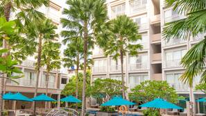 3 outdoor pools, pool umbrellas, pool loungers