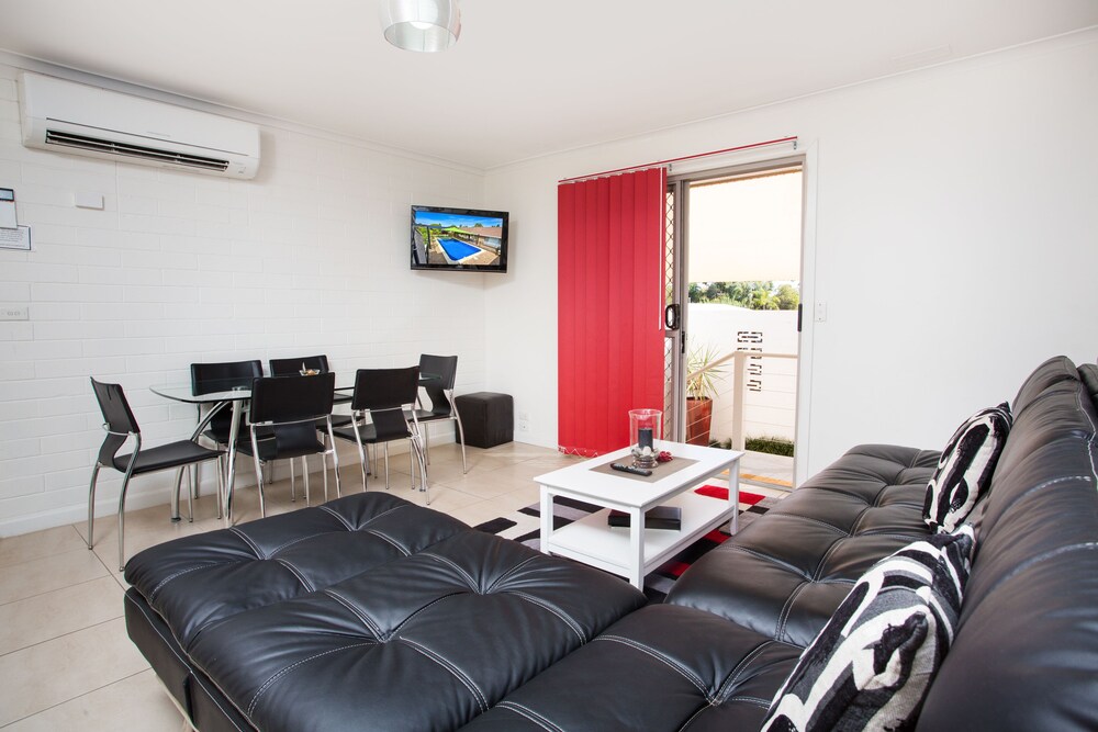 Living area, Mildura Holiday Villas