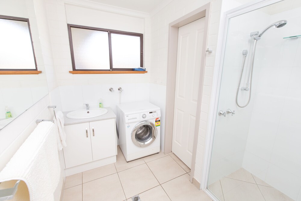 Bathroom, Mildura Holiday Villas