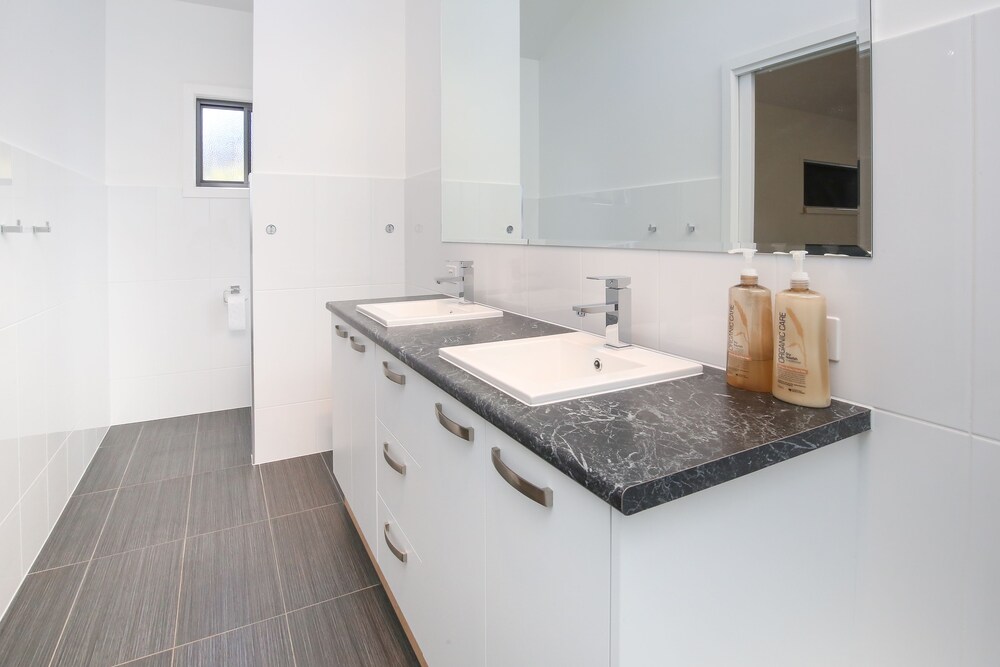 Bathroom, Mildura Holiday Villas