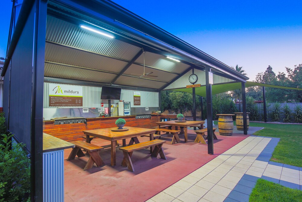 Outdoor dining, Mildura Holiday Villas