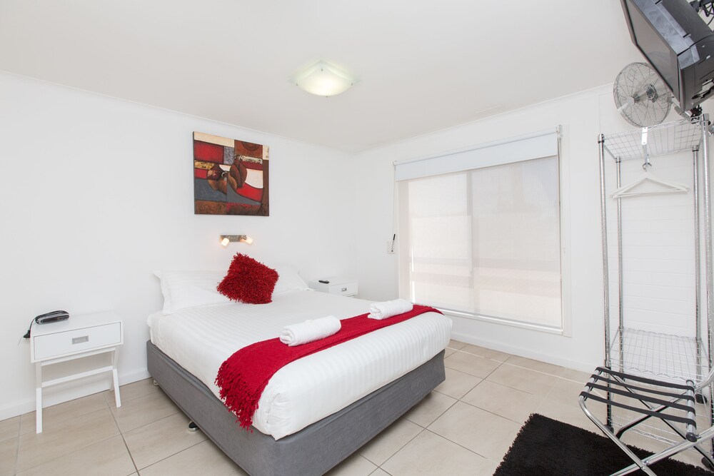 Room, Mildura Holiday Villas