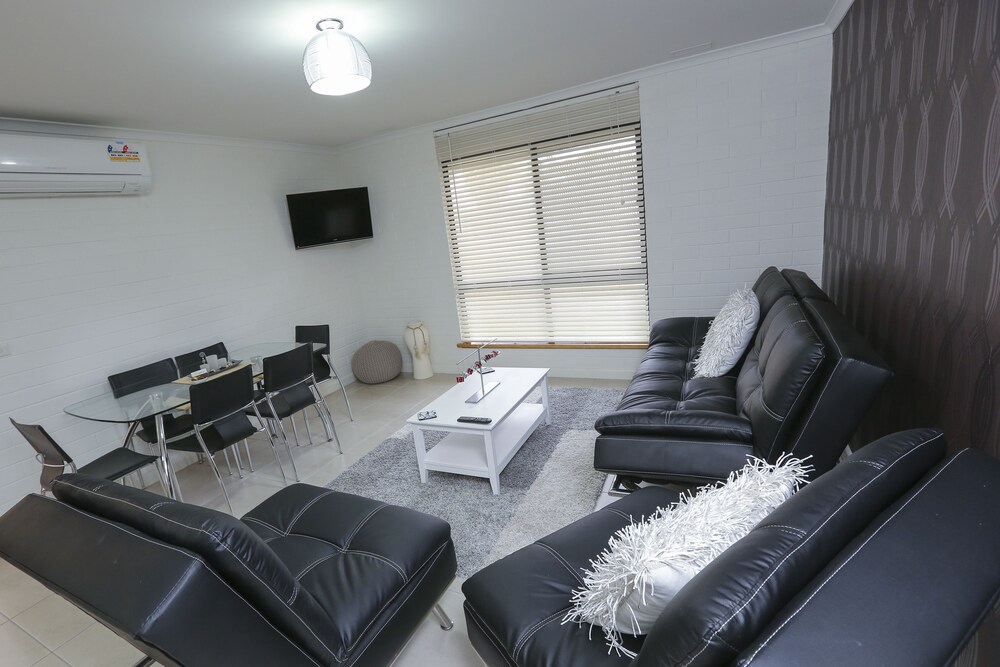 Living area, Mildura Holiday Villas