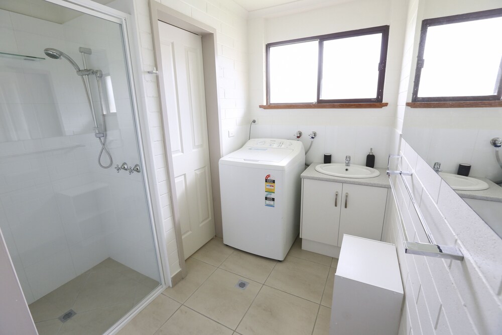 Bathroom, Mildura Holiday Villas