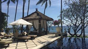 Kolam renang outdoor