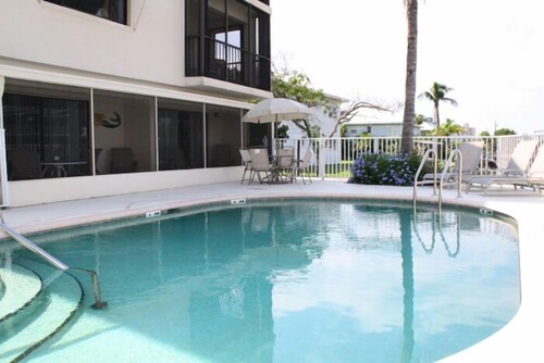 Outdoor pool, Edgewater Inn