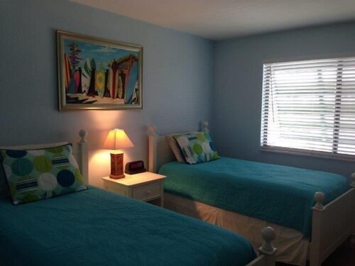 Edgewater Inn 2018 Room Prices Deals Reviews Expedia Lake View Featured Image Guestroom