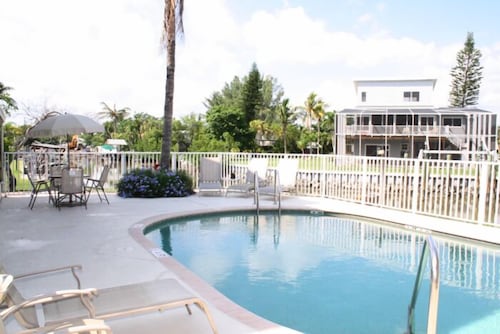 Outdoor pool, Edgewater Inn