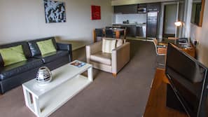 Full-sized fridge, microwave, hob, toaster