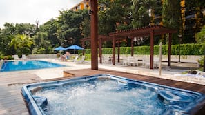 Outdoor spa bath