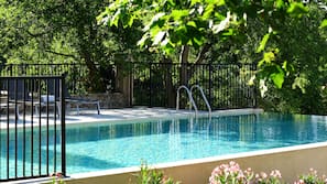 Piscine couverte, piscine extérieure (ouverte en saison)