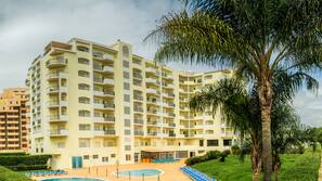 2 outdoor pools