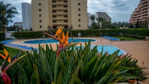 2 outdoor pools