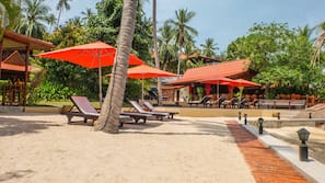 Plage, chaises longues, parasols