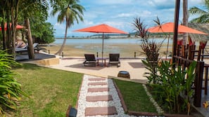 Plage, chaises longues, parasols