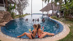 Una piscina al aire libre, tumbonas